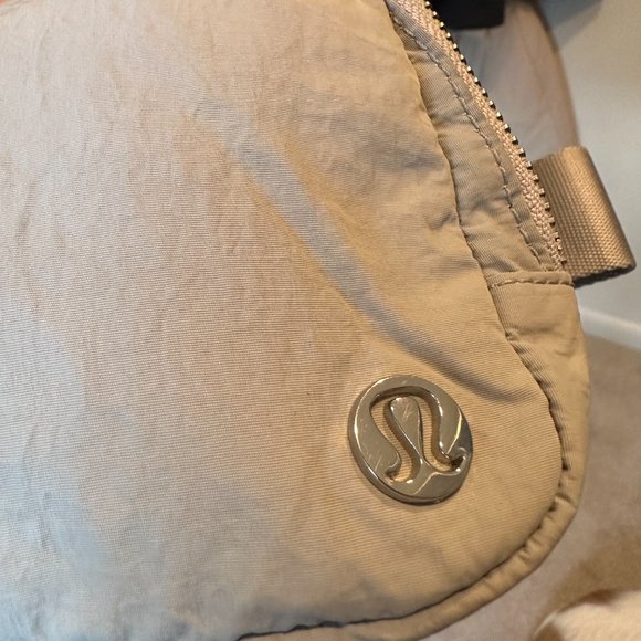 OG Lululemon Wear Everywhere Belt Bag Silver Drop - Picture 3 of 4